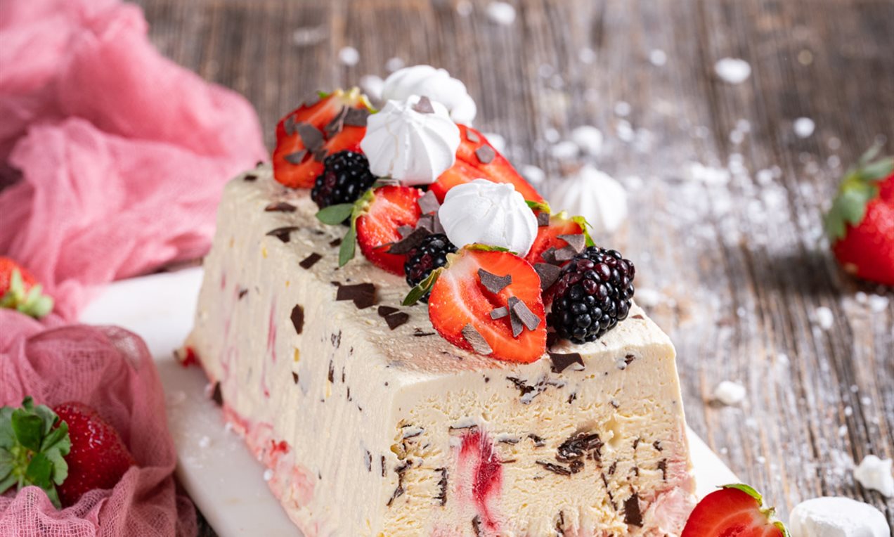 Stracciatella semifreddo z malinami